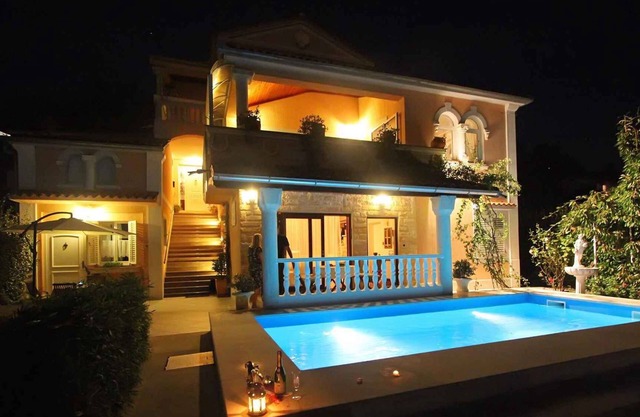 Holiday apartment with sea view and outdoor pool