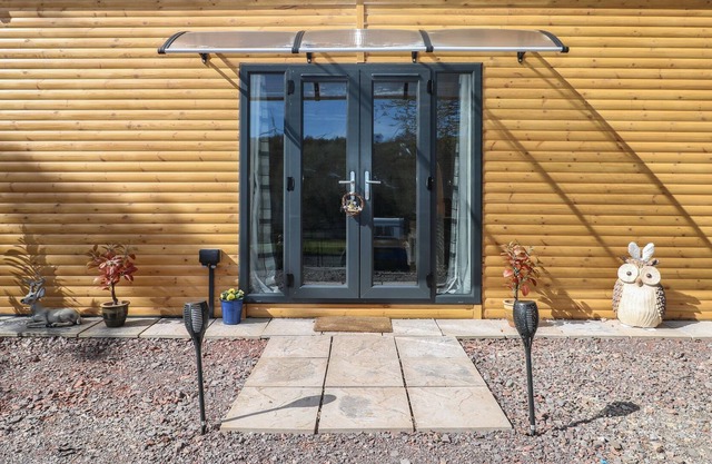 HOLIDAY CABIN, pet friendly, with a garden in Blackwood