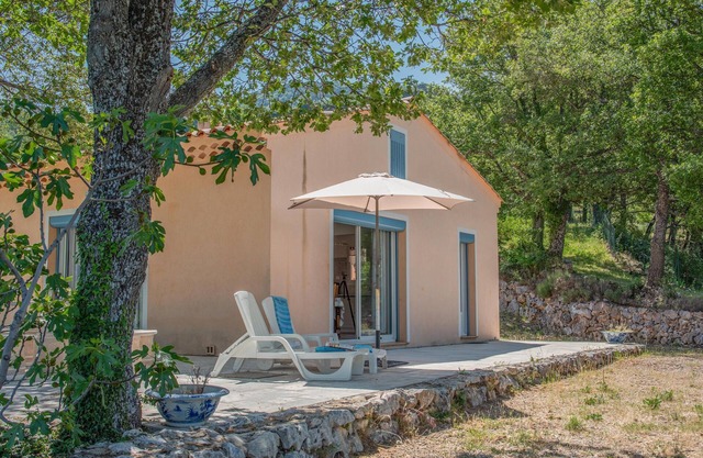 Holiday cottage with view and close to the lake