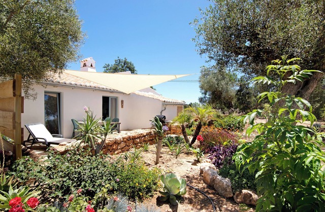 Holiday Home 'Casa Frango' with Mountain View, Shared Pool, Garden & Wi-Fi