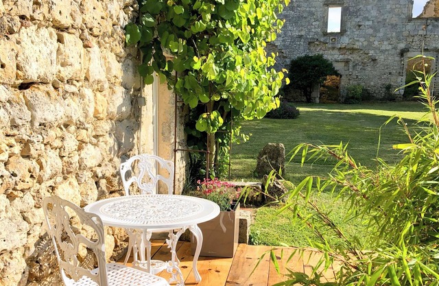 Holiday Home 'Château Des Fours' with Private Terrace, Shared Garden and Wi-Fi