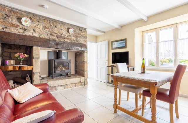Holiday Home 'Cheminée, Kerantum, Peaceful' with Shared Garden and Wi-Fi