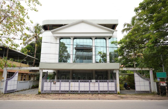 Holiday Home Cochin nLocated in Ernakulam Near to Gandhi Square, Poonithura.