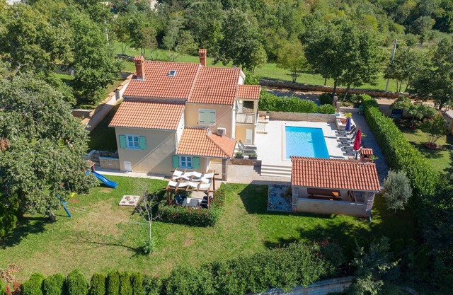 Holiday home for 10, 175 m² with pool in quiet surroundings