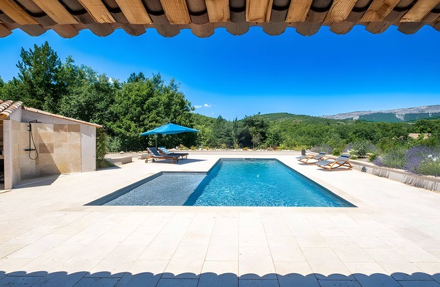 Holiday Home 'Time-out' with Mountain View, Shared Pool and Wi-Fi