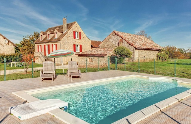Holiday Home in Prats-du-Périgord with Pool