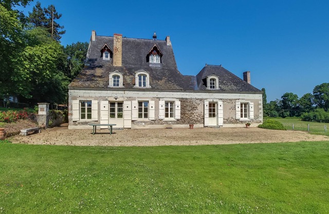 Holiday Home 'Gîte De Charme Bord De La Mayenne' with Shared Terrace and Wi-Fi