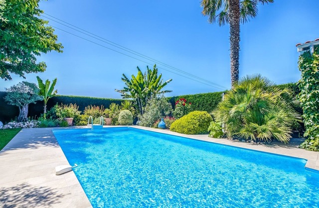Holiday Home in Barry-d'Islemade with Pool