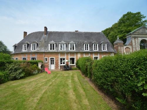 Holiday home in a historic building near Montreuil