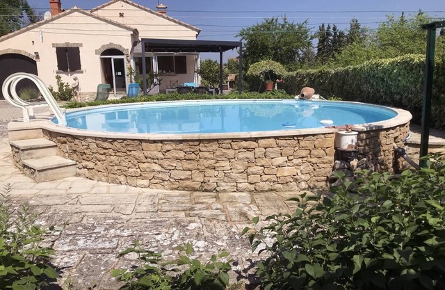 Holiday home in Saint-Didier, private pool, intimate settin, pets admitted(1).