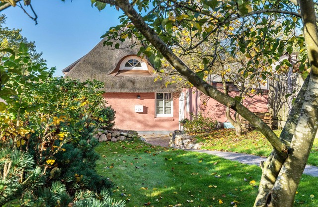 Holiday Home "Jules Reetdachkate" with Garden & Wi-Fi