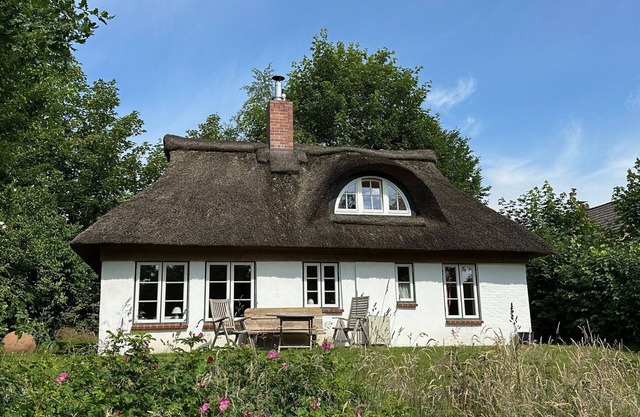 Holiday Home 'Kate Unter Reet Im Grünen' with Private Terrace, Private Garden and Wi-Fi
