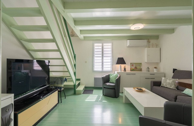 Holiday Home 'L'Olivier' with Private Terrace, Wi-Fi and Air Conditioning