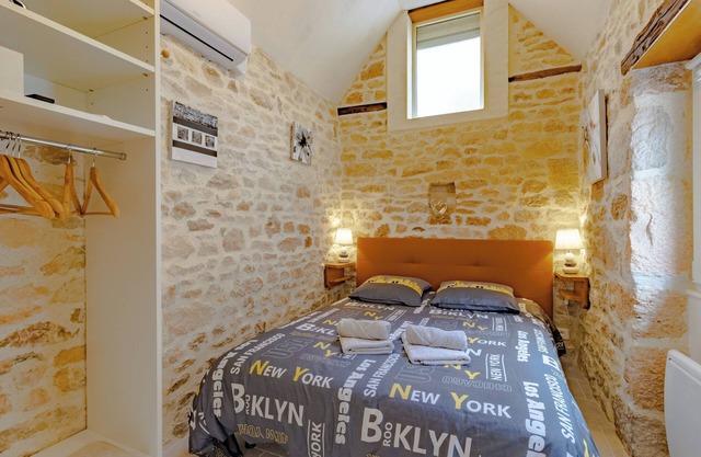Holiday Home 'La Boutique Germain 4 À 6 Personnes' with Private Terrace, Wi-Fi and Air Conditioning