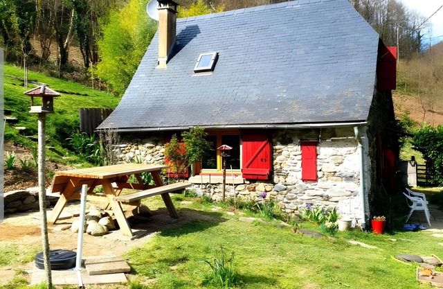 Holiday Home "La Cardabelle" – Nature Retreat in Bonac-Irazein, Private Garden, Mountain Views