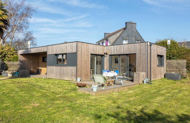 Holiday Home 'La Cabane - 10 Min from the Port' with Private Terrace, Wi-Fi and Air Conditioning