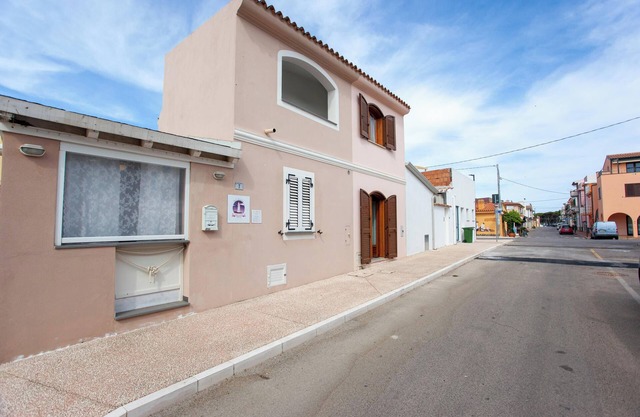 Holiday Home ‘La Casa di Barbara’ close to the Beach with Terrace and Street Parking Available