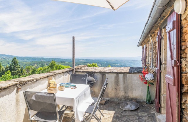 Holiday Home 'La Magnannerie' with Mountain View, Shared Pool and Air Conditioning