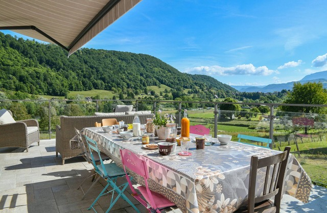 Holiday Home 'La Maison Dauphinoise' with Mountain View, Wi-Fi and Air Conditioning