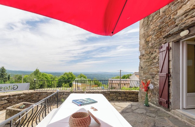 Holiday Home 'Le Rez-de-Chaussée' with Mountain View, Shared Pool and Air Conditioning