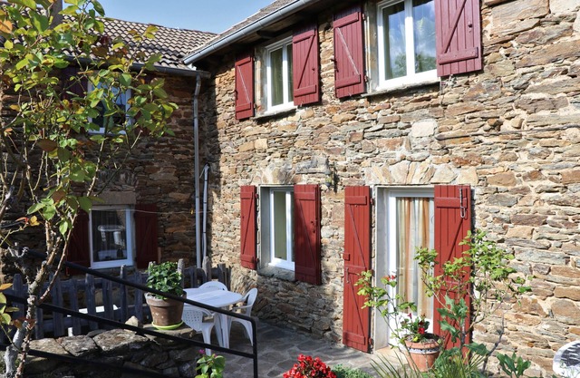 Holiday Home 'Le Sam-plaît' with Mountain View, Shared Pool and Air Conditioning