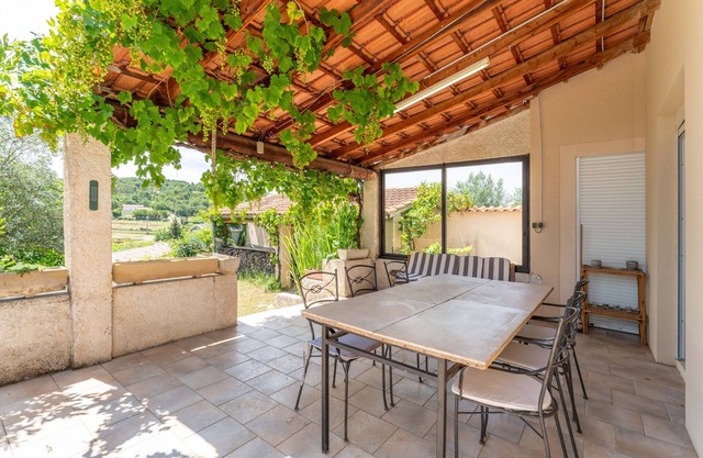 Holiday Home 'Maison Avec Vue Sur Le Ventoux' with Mountain View, Terrace and Wi-Fi