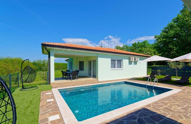 Holiday Home Petar - Three Bedroom House with Pool