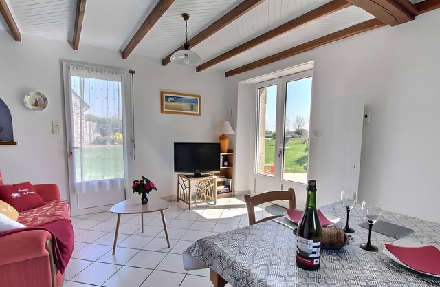 Holiday Home 'Plain-pied' with Private Terrace, Shared Garden and Wi-Fi