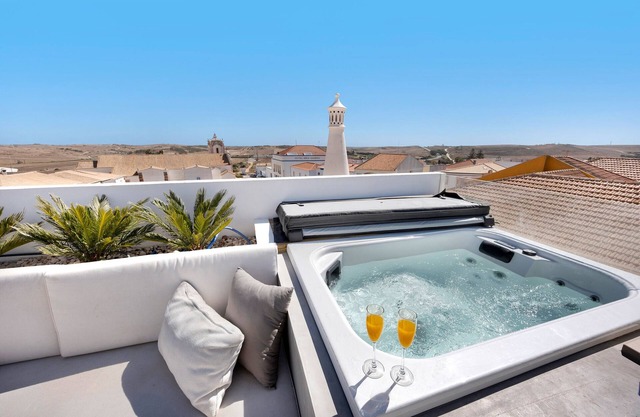 Holiday Home 'Surfer’s Sanctuary - Algarve' with Mountain View, Wi-Fi and Air Conditioning