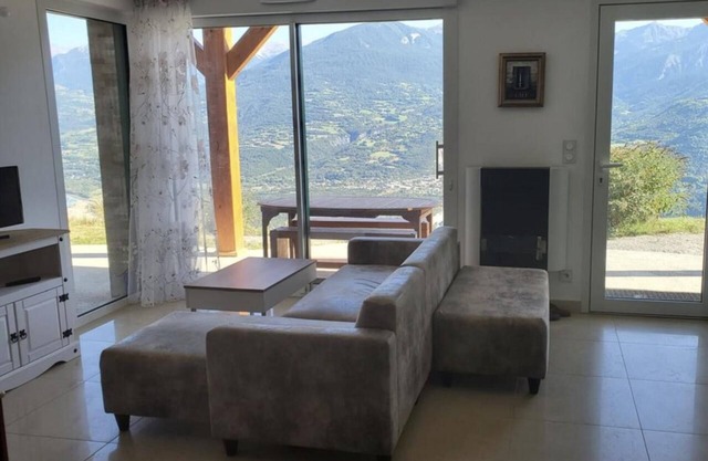 Holiday Home 'Un Coin De Paradis À Puy Sanières' with Lake View, Private Terrace and Wi-Fi