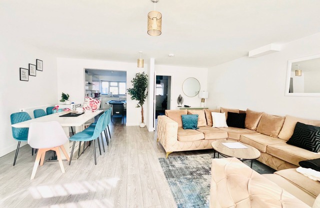Holiday Home with Free Parking,Pool Table&Hot tub
