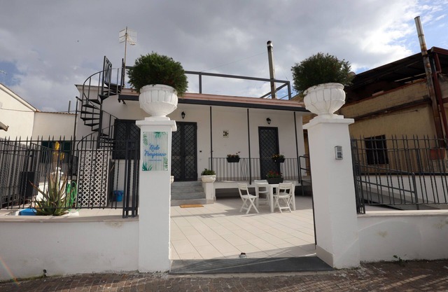 Holiday home with facilities for the disabled, private entrance, private parking