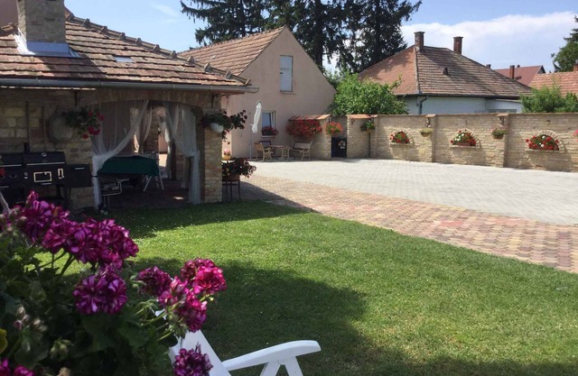Holiday home with washing machine and oven outside