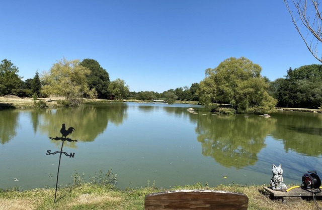 Holiday home with lake and grounds for families and groups.