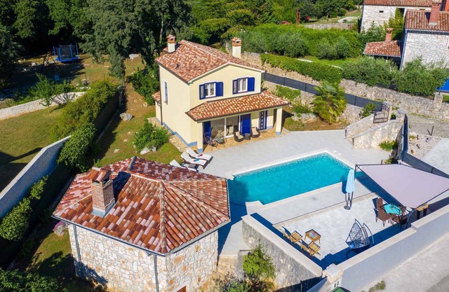 Holiday home with outdoor pool and barbecue