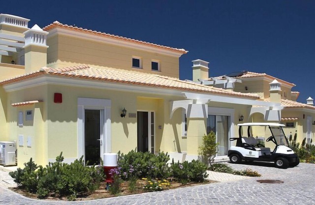 Holiday home with a shared pool