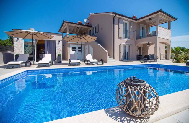 Holiday home with swimming pool and climate
