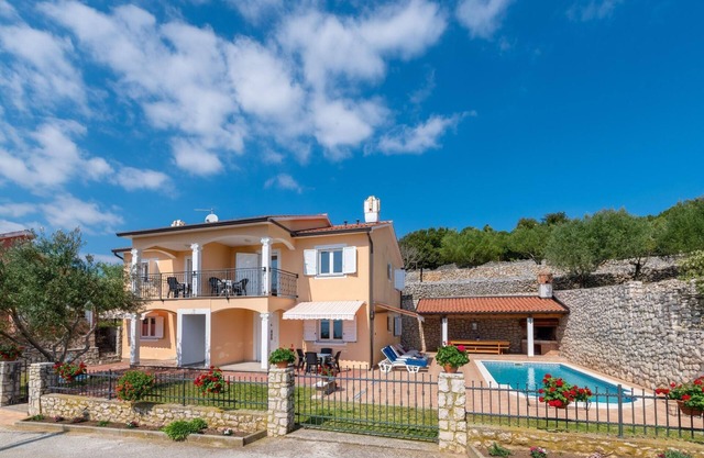 Holiday house Brovinje for 1 - 12 persons with 6 bedrooms - Holiday home