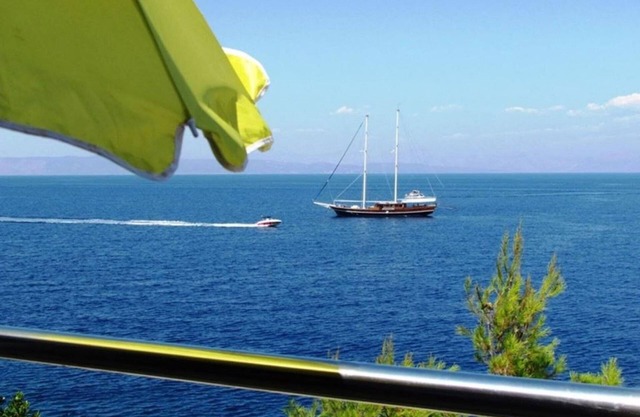 Holiday house Gdinj for 1 - 4 persons with 2 bedrooms - Farmhouse