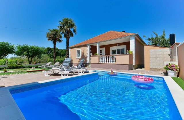 Holiday House Meri with pool in a peaceful area