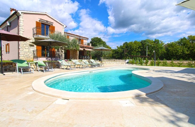 Holiday house Tinjan for 1 - 8 persons with 3 bedrooms - Holiday home