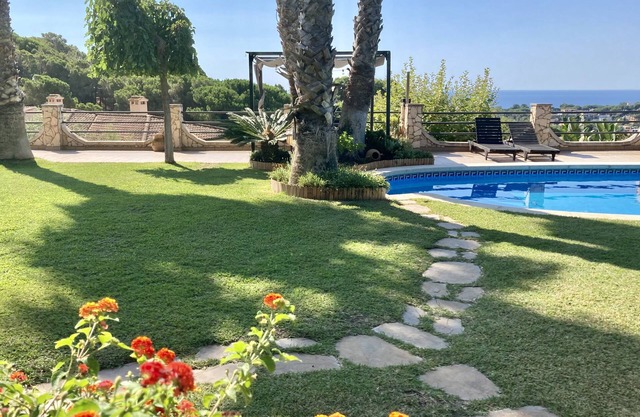 Holiday house with pool and sea views + garden for 4 pers. Costa Brava (Lloret)