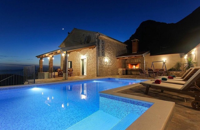 Holiday house Živogošće for 1 - 6 persons with 3 bedrooms - Twin house
