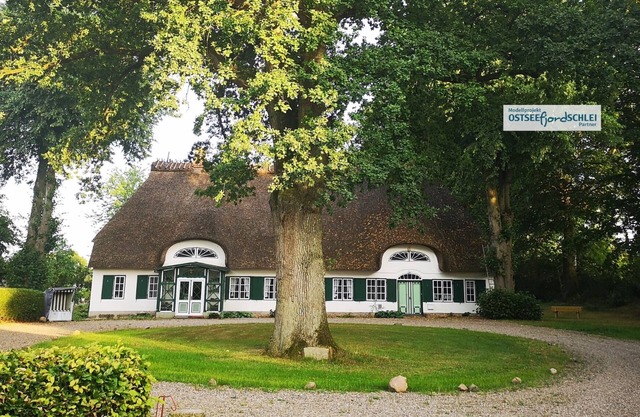 Holiday in historic thatched-roof estate from 1750