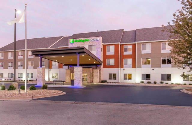 Holiday Inn Express & Suites Chicago West - St Charles by IHG