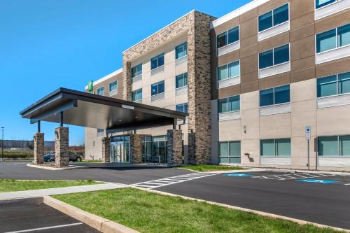 Holiday Inn Express & Suites - Carlisle Southwest I-81 by IHG