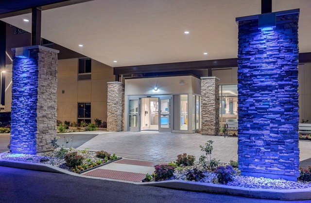 Holiday Inn Express & Suites Elkhart North by IHG