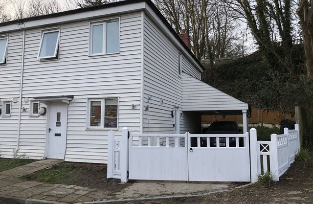 Holiday rental in Rye, sleeps up to 6 with private gated driveway