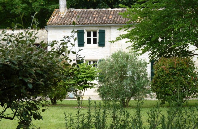 Holiday rental River Cottage with 17th century surroundings near Saintes & river