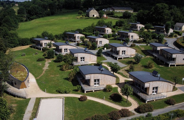 HOLIDAY VILLAGE OF LAKE MENET/FACING LAKE 14 HECTARES